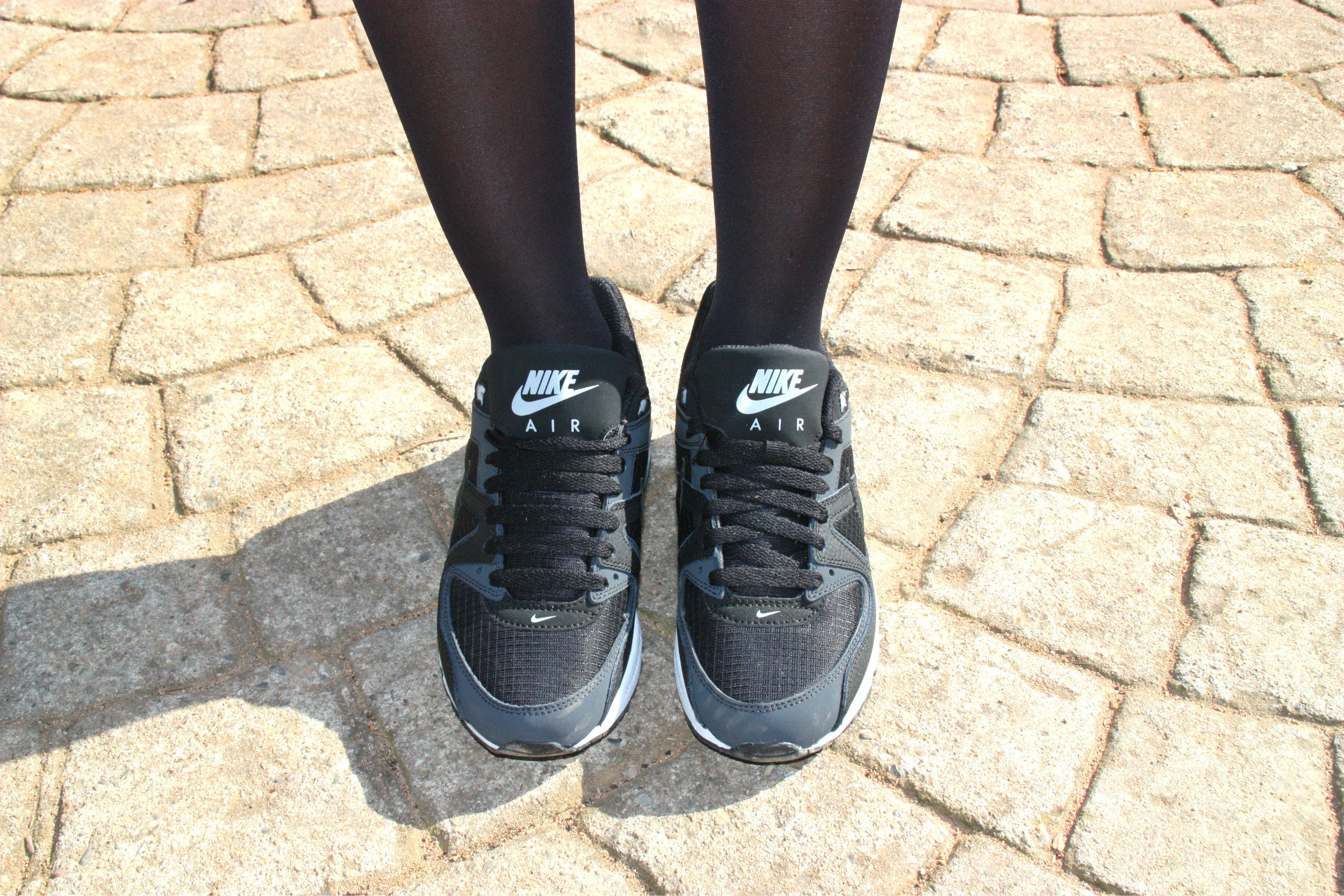 zapatillas nike con caña negras